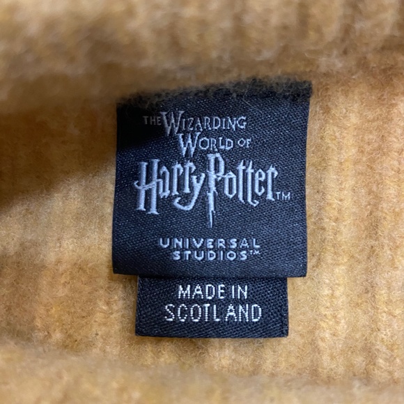 New Warner Bros. STUDIO HARRY POTTER HUFFLEPUFF QUIDDITCH Brown SWEATER XL - Picture 11 of 13